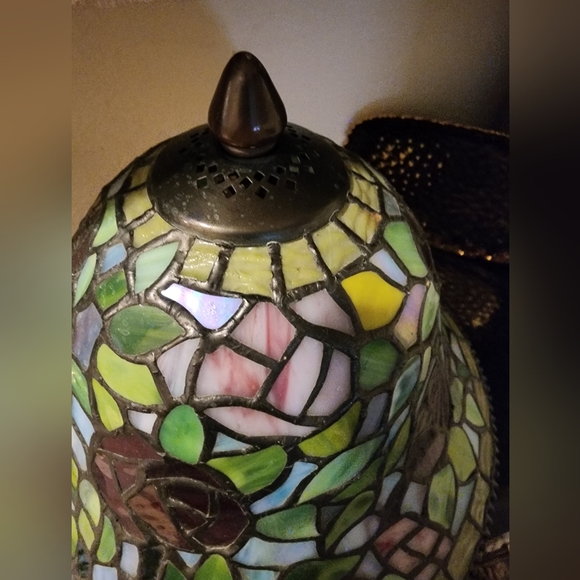 ❤️SOLD❤️ Tiffany Style Stained Glass Accent Lamp Bell Roses - Picture 7 of 8